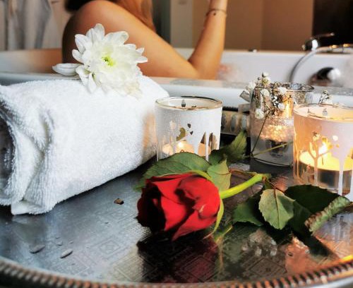 Altotting Hotel | Penthouse mit Whirlpool, Sauna, Dachterrasse und Schwedenofen, air-condition