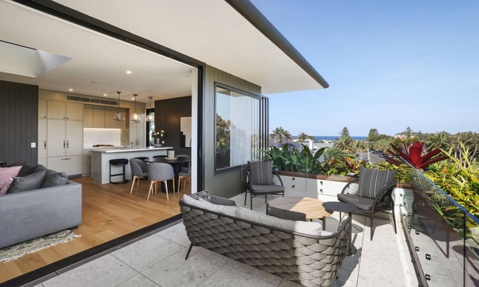 Collaroy Apartment | Penthouse Perfection in prestigious Collaroy Basin
