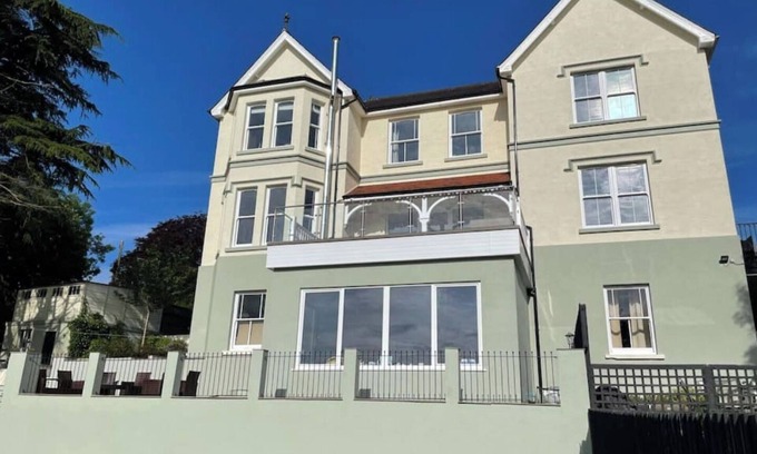 Pentrefelin House | Penybryn - Overlooking the Towy valley