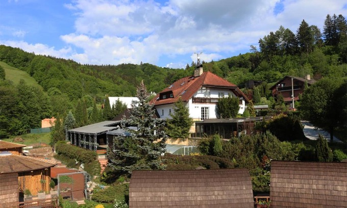 Vsetin House | Penzion V Hluboké a Department Glamp
