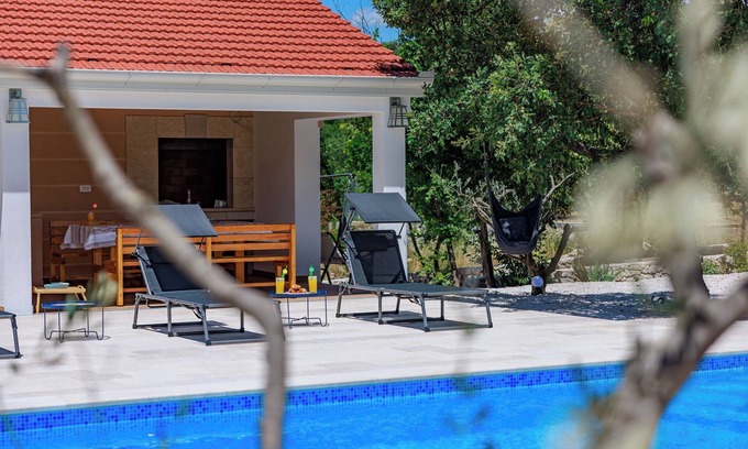 Sestanovac House | Perfect 3-bedroom house with pool, WiFi, fitness room in peaceful Šestanovac