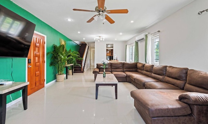 Gambier House | Perfect Alarm Protected Townhouse Near Beach π & Airport βοΈ!