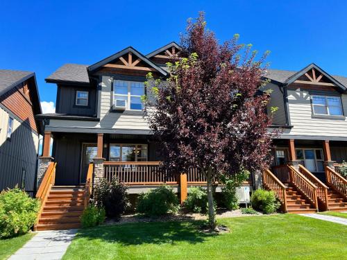 East Kootenay House | Perfect base Invermere 3bd townhouse mt views with garage
