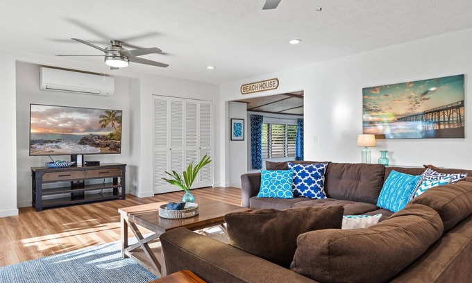 Honolulu County House | Perfect Family Beach House. Walk out gate to Amazing Beach.