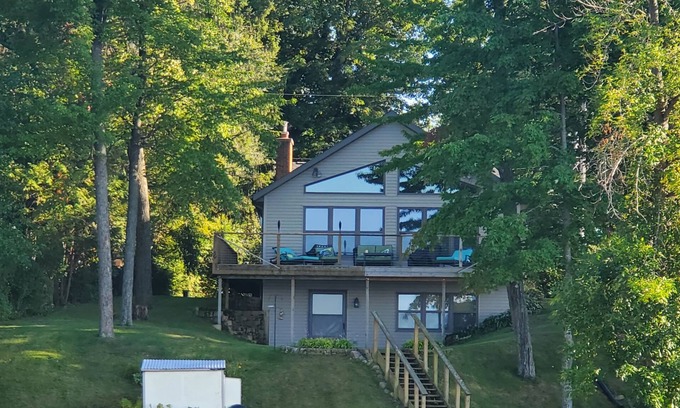 Weyauwega Cottage | Perfect family get-away with lake front property & sandy shores on White Lake
