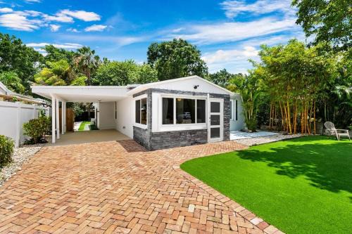 Croissant Park House | Perfect FLL Location with Putting Green