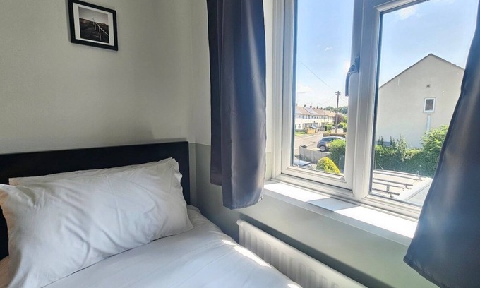 Cribbs Causeway House | Perfect for Contractors, Tradespeople, pvt parking