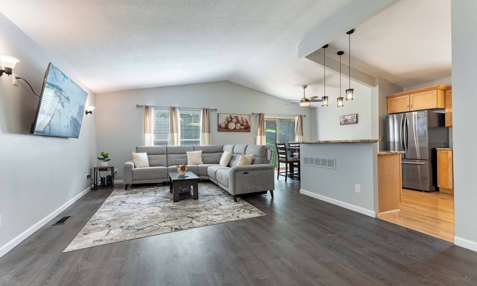 Ballwin House | Perfect Getaway 3BR/3BA Entire Home with Free Parking
