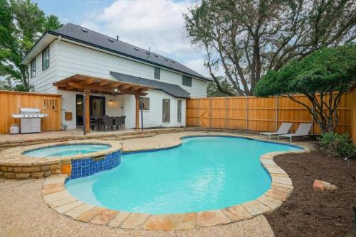 Plano House | Perfect Getaway Home w 5 Bedrooms & Backyard Oasis