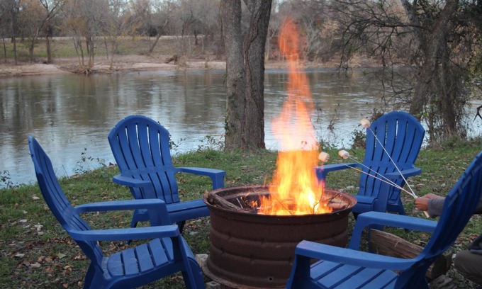 China Spring Cottage | Perfect Getaway On The River Yet Minutes Drive To Magnolia And Waco Attractions