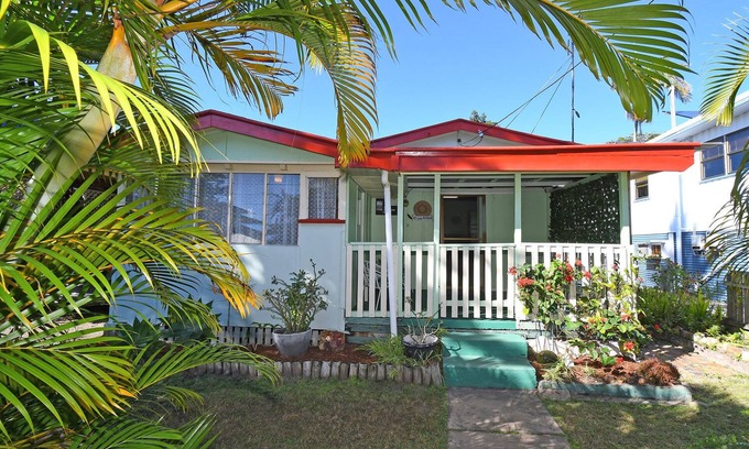 Torquay House | Perfect location - no car needed walk to everything