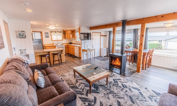 Lincoln City House | Perfect Wood Shingled Bungalow for Small Family or Romantic Getaway