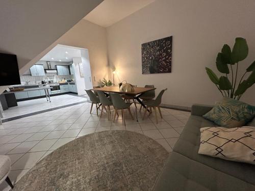 Hallbergmoos Apartment | Perfekt für 6-8! Küche Parkplätze Flughafen