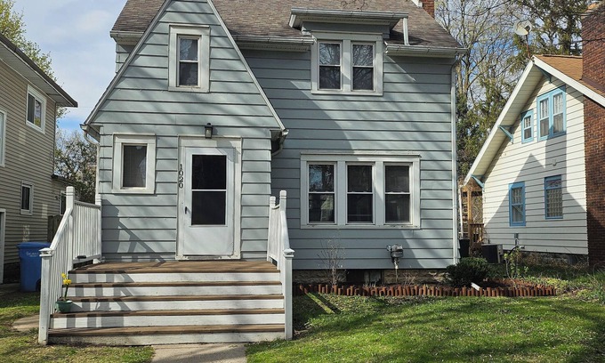 Lansing House | Pet and family friendly-3 bedroom home-MSU Campus 10 min away!