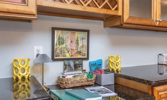 Savannah House | Pet-Friendly 3BR Home w/Stocked Kitchen, Large Yard & Laundry – Sleeps 6