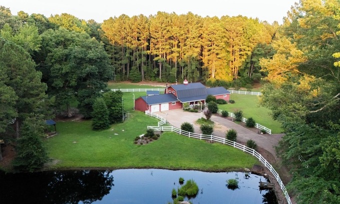 Skippers Cottage | Pet-friendly 3BR Lake House Firepit & Pier