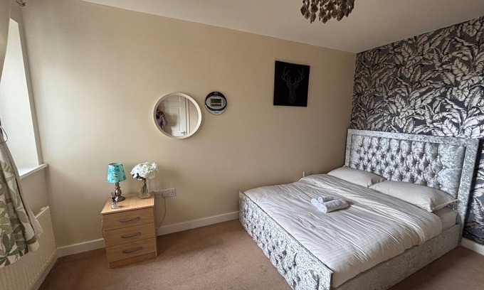 Grays Apartment | Pet Friendly - 4 Guests - Free Parking