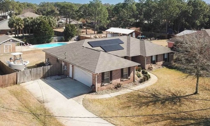 Navarre House | Pet Friendly 4BR home with Pool!