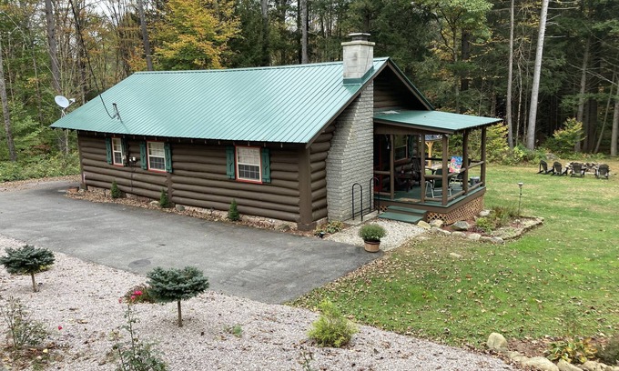 Day Cabin | PET FRIENDLY Adirondacks Log Cabin! Lake George, Saratoga, SPAC, Sacandaga