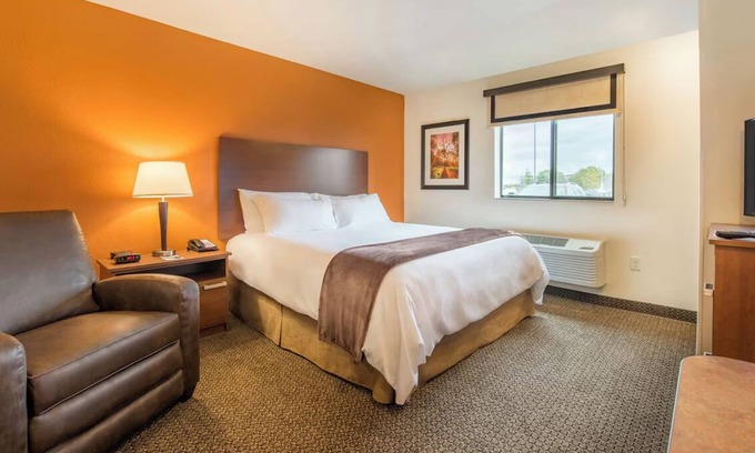 West Jordan Hotel | Pet-Friendly and Modern Retreat w/Full Kitchen! Near Jordan Landing!