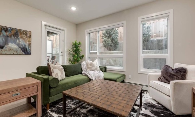Rosscarrock Apartment | Pet Friendly Apartment w/Free Underground Parking