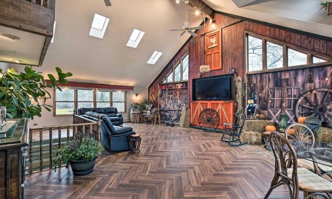 Hanover Park House | Pet-Friendly Bartlett Farmhouse with Deck!