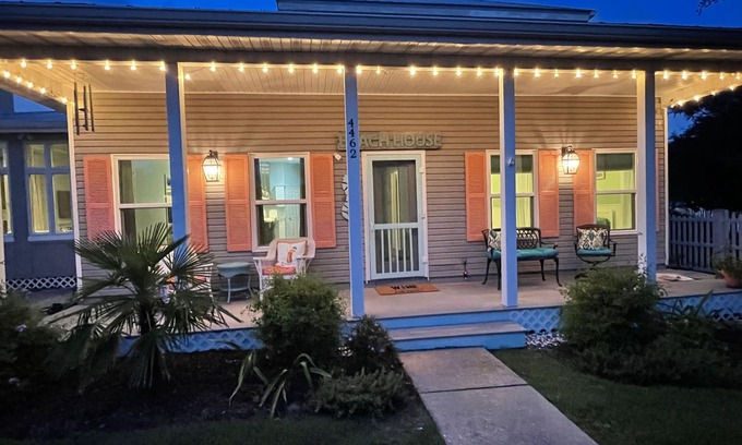 Clipper Cove House | PET FRIENDLY -BEACH HOUSE - Clipper Cove Cutie - 6 min walk to beach - SLEEPS 10