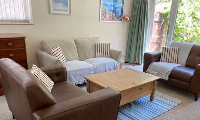Mudeford House | PET FRIENDLY BUNGALOW WITH GARDEN NEAR TO AVON BEACH - HB6231