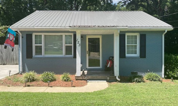 Southeast Raleigh House | Pet friendly Bungalow 10 min to Downtown Raleigh
