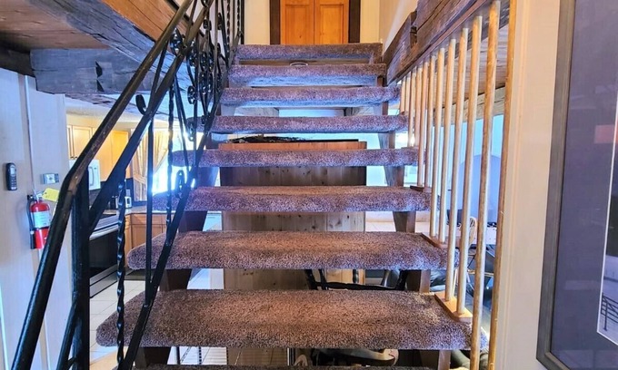 The Blue Mountains Cottage | Pet Friendly 6 Bed Blue Mountain Cottage with Hot Tub Sleeps 14