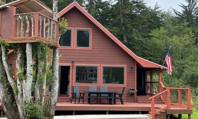 Neahkahnie Beach House | Pet friendly close to beach and gazebo with fireplace