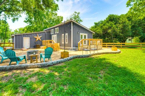 Tomball House | Pet-Friendly Cottage, 3 Blocks to Main St!