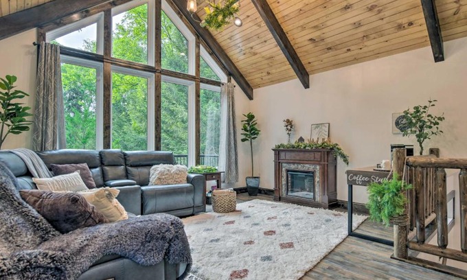 Delta House | Pet-Friendly Delta Cabin with Private Hot Tub!