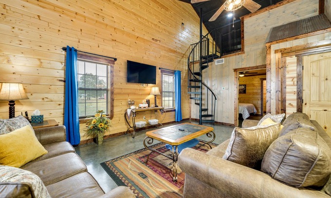 Golden House | Pet-Friendly Eagletown Home ~ 3 Mi to Kayaking!