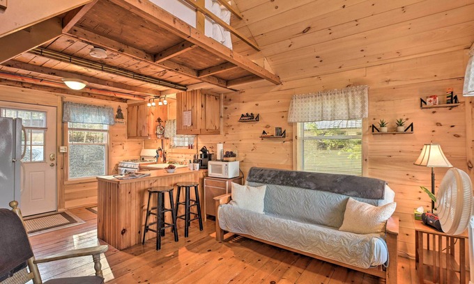 Ellsworth Cottage | Pet-Friendly Ellsworth Cottage on Branch Lake