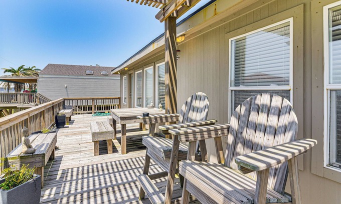 Bermuda Beach House | Pet-Friendly Galveston Home - Walk to Beaches!