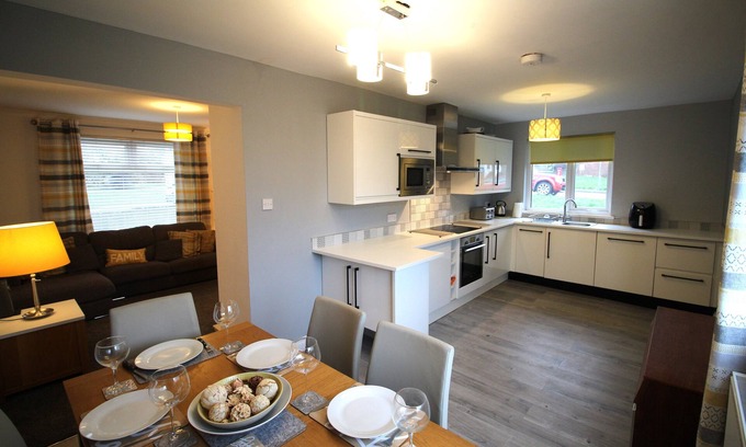 Rowlands Gill House | Pet Friendly & Garden- Sleeps 6- Fully Refurbished