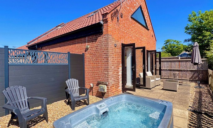Dilham House | Pet friendly getaway - private hot tub, enclosed garden - countryside views