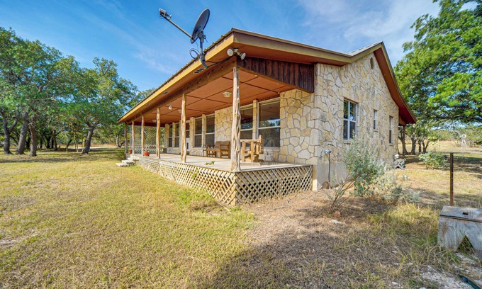 Harper House | Pet-Friendly Hill Country Retreat w/Deck!