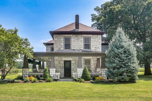 Manhattan House | Pet-Friendly Home Grill and Fire Pit in Manhattan