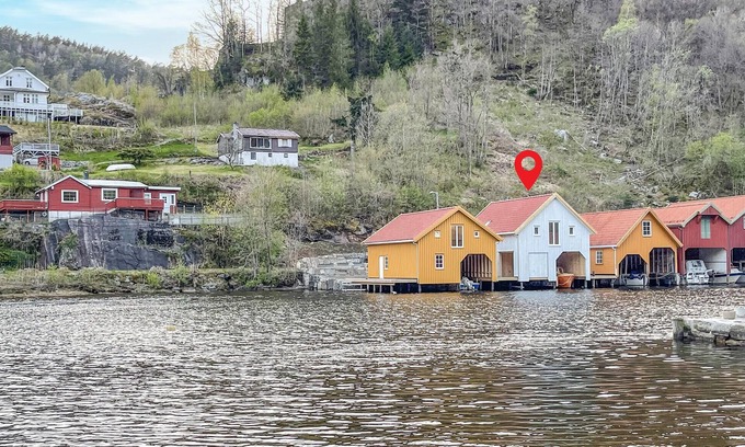 Feda House | Pet friendly home in Feda with kitchen