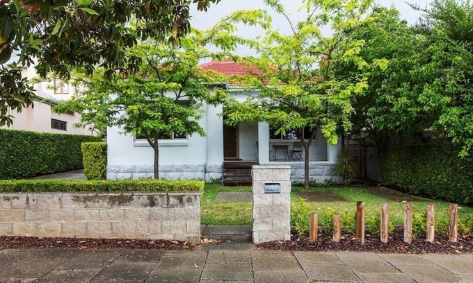 Cottesloe House | Pet Friendly house! Free WIFI and parking