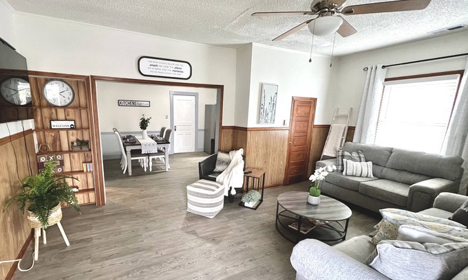 Alcoa House | Pet friendly house with 3 king beds and fenced in back yard.