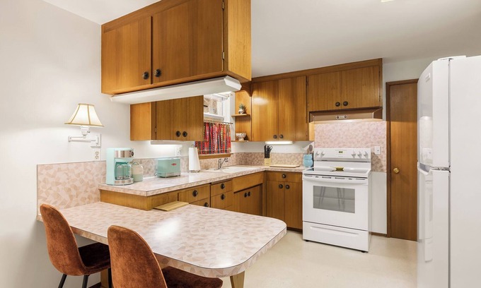 White Center House | Pet Friendly, Huge Fenced-in Yard. West Seattle Location
