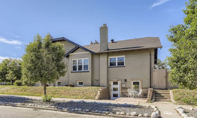 Cole Condo | Pet Friendly I Remodeled I Near RiNo | Sleeps 7