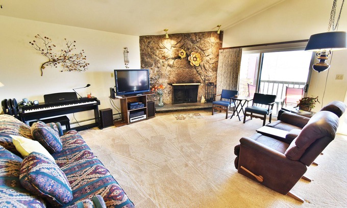 Dillon Condo | Pet Friendly! Lakefront, Top Floor, Deck. Walk to Park, Concerts, Marina