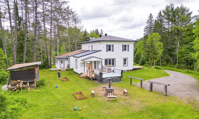 La Macaza Ski Chalet | Pet Friendly Large Group Chalet w Private Beach|10p Hot Tub|Kayaks|