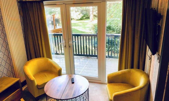 New Forest District Cabin | Pet Friendly Lodge - Sleeps6 - Long Stay Discount