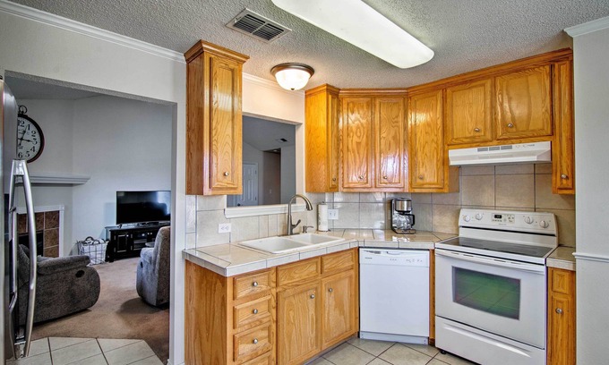 Lubbock Cottage | Pet-friendly Lubbock Home w/Yard - 6 Mi to TTU