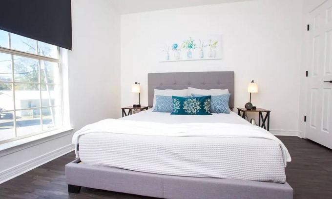 Southeast Pensacola House | Pet-Friendly, Luxurious Modern Home ✨5 min to Downtown✨
